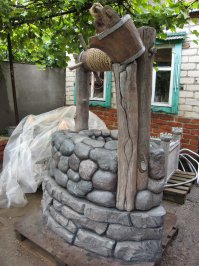 Декоративный колодец. Полностью из бетона, кроме веревки.
Ручная работа.