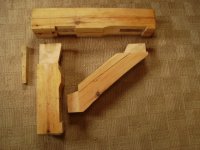 Я как-то пытался повторить вот такое соединение, а оно проще

Те, кто говорят, что повторят то что на видео одной левой и «фрезерной машинкой» - сказочники. Даже просто деревяшку прямоугольную такого размера хрен сделаете :)