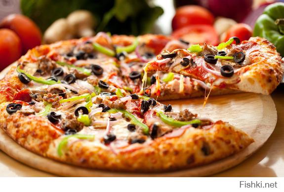 Немного из истории 
Около 1000 года н.э. в Неаполе «picea» стала пиццей («pizza»), и местные жители принялись вовсю экспериментировать с ингредиентами.

Однажды Король Умберто и королева Маргарита в 1889 году прослышали о необычном блюде и изъявили желание его попробовать. Для этого они пригласили профессионала по приготовлению пиццы, которого звали Рафаэль Эспозито. И мастер придумал, чем удивить и поразить королевскую чету! Он приготовил пиццу, похожую на флаг Италии. Для этого ему понадобились белый сыр моцарелла, томаты и зеленые листья базилика. Королеве необычайно понравилось блюдо, и новая пицца была названа в ее честь.