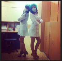 почему они бахилы на голову надели?