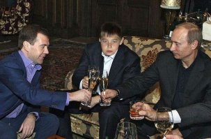 Путин с Медведевым тоже в фотошопе фото обрабатывают?