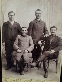 Мой пра-пра-пра-дед сидит с лева. Пра-пра-дед стоит справа.
(Фото:Отец с сыновьями.)