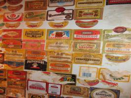 папа собирал этикетки )))осталось немного на двери)))