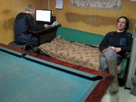 А вот на этой фотке... сколько затылков промусолило эту стену? аж обои стерлись=)