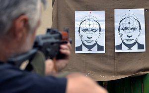 есть в Литве один портал. дельфи.лт

эта газета занимается постоянным очернением России и проталкиванием русофобии вот уже на протяжении всей независимости. Просто невозможно читать, что они пишут. Ложь и ложь. И многие люди, выросшие на этой лжи открыто ненавидят Россию.
сделайте что-нибудь с этой несправедливостью.

привожу последнюю картинку к статье с их сайта!

заголовок статьи - *на саммите 20-ки Путина ждёт баня*