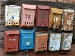 почтовый ящик это вот это или это... а в посте это "почтовая дырка" какаято