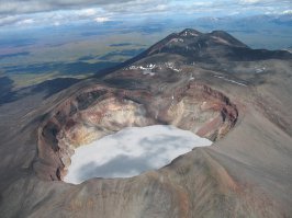 Серное озеро в действующем стратовулкане Малый Семячик, Камчатка.