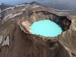 Серное озеро в действующем стратовулкане Малый Семячик, Камчатка.