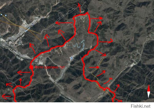 Да, на этом участке бойницы направлены на северо-запад. Дело в том, что стена проложена не прямо с востока на запад, она идет по хребту и всячески извивается. В некоторых местах она даже тянется севера на юг))). Но если смотреть сверху, откуда видно общее направление стены, то все равно северо-запад - это направление на север - а не на юг))) Ссылка не запоминает положение компаса. А вот на скрин я сделал по строгому направлению на север.

Вот вид сверху. Стрелками показана северная сторона стены. Иногда она смотрит на запад и даже на юго-восток