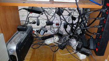 Мне в жизни тоже повезло - у меня розетка под столом.
Ничего не говорите про пыль, сам вижу! ))