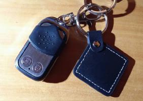 Ну, ключи с домиком, это уже вчерашний день, вообще ключи вчерашний день. Вот, что действительно приносит удобство - выходишь из лифта, щёлк кнопочкой на брелке - открылись внутренние секретные замки в двери, дошел до двери - приложил этот кожаный квадратик, чип считался замком - ручка замка стала активной. Открываем дверь, заходим в квартиру...