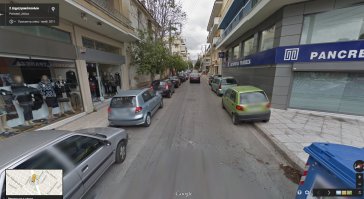 Всё ждал - когда же кто-то вспомнит, что мол в Европе и Америке совсем не так как у нас, а там везде порядок, везде платная парковка и тучи эвакуаторов. Я в Европе и Америке не был, но решил посмотреть как там у них с парковками на гугол-мапс-стрит. Я был в Варшаве, Праге, Париже, Берлине, Риме, Мадриде, потом сгонял в Нью-Йорк. Не поверите - если взять не совсем Центр, а приблизительно всё, что далее нашего Бульварного кольца - никаких эвакуаторов, крестов и платных стоянок. 
Люди ставят машины даже заезжая на тротуары и газоны. Вскоре сделаю подробный пост на эту тему, а пока - любой может погулять по городам Европы и Америки и посмотреть - как там у них с этим делом. Например Афины - 1 км от центра города: