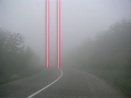 Уже лет 5 пытаюсь во всех местах донести идею - использовать в таких случаях в качестве аварийки мигающие лучи лазера, направленные вверх. Было бы видно из-далека. Сколько бы таких массовых аварий было предотвращено. Стоимость воплощения - копейки, лазерная указка стоит всего-ничего, вмонтировать парочку лазеров в фары, или задние габариты и всего делов.