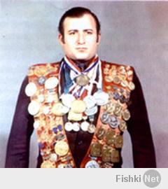 Шаварш Владимирович Карапетян - советский спортсмен в дисциплине подводное плавание, 11‑кратный рекордсмен мира, 17‑кратный чемпион мира, 13‑кратный чемпион Европы, семикратный чемпион СССР, заслуженный мастер спорта СССР (1982). Почётный президент российской Ассоциации подводного плавания. Награждён орденом «Знак Почёта», а также почётным знаком Международного олимпийского комитета «За честную игру» (англ. Fair Play). Спас несколько десятков людей в нескольких авариях.