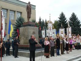 Военных преступников там уважают. вот памятники на Укараине Степану Бандере