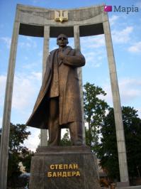 Военных преступников там уважают. вот памятники на Укараине Степану Бандере