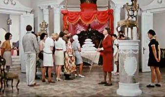 Вспомнилось 12 стульев Музей - стоит кровать-

"- Так, что вы видите перед собой?
- Кровать. - Верно, точнее мебель.
О чем нам говорит эта мебель? О том,
какие огромные нетрудовые доходы
имела растленная аристократия.
Девушка, руками мебель в музее не трогают.
Только больная фантазия загнивающих
классов могла породить спальную мебель
таких невероятных размеров.
Излишне говорить о том, что простым людям
нечего делать на таких кроватях.
Смешного ничего нет.
- А можно подойти?
- Можно, но руками не трогать.