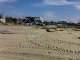 Есть другая сторона!! когда ветер дует в другую сторону то вода пребывает!!! вот что случилось 2 месяца назад, когда прошел реально тропический тайфун и вода прибыла. фото сделаны мной на павло-очаково. высота воды по траве на деревьях на базах была около 3 метров. Такого не было более 120 лет. 1 фото - быза МЧС, 2 фото - пионерский лагерь, 3 - дом, 4 база отдыха.