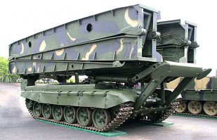 Траншеи роют))) Мне интересно нарду Укропии рассказали про Мостоукладчик МТУ-90, или потом расскажут когда деньги освоят?