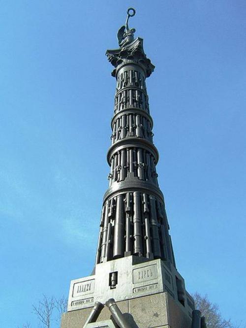 В 1886 году перед Троице-Измайловским собором в Санкт-Петербурге был установлен монумент, выполненный по проекту архитектора Д. Гримма. Он представлял собой несколько рядов, выстроенных из турецких пушек.