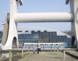 его строили как туристическое место. оно довольно популярно. Я сам на нем 3 раза катался. Жил в этом городе 5 лет. Фалкирк. Теперь переехал немного подальше. Вещь конечно бесполезная. Сам паромчик идет по каналу на верху. уходит в тоннель и за тоннелем есть заводь. в которой паром разворачивается и идет назад. все путешествие занимает минут 20. причем билет стоит довольно дорого. в общем не очень. Но для разнообразия потянет!