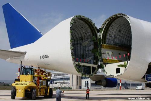 Boeing 747 Dreamlifter (ранее Large Cargo Freighter, LCF) — широкофюзеляжный грузовой самолёт, модификация Boeing 747. Dreamlifter используется исключительно для транспортировки частей самолёта Boeing 787, производимых сторонними поставщиками. Масса пустого самолёта 180,530 кг, Максимальная взлётная масса 364,235 кг, Максимальная масса груза 180,530 кг