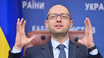 Молодец, но вместо долларов, уж извини, держи за старания вот такой куй...