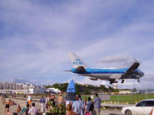 Необычный аэропорт на острове Сен-Мартен