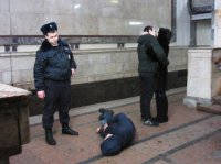 Я так понимаю здесь две парочки, просто один зацеловал до смерти?