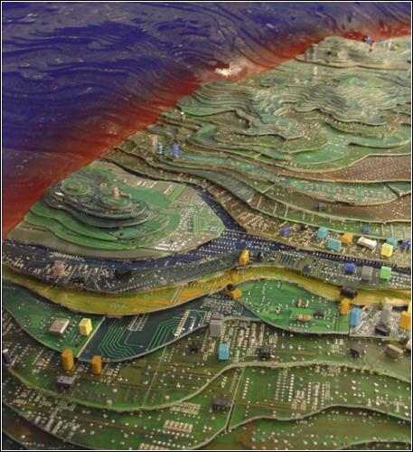 Для своей выставки под названием "Неведомая земля," Grace Grothous создала вымышленный топографический ландшафт из бракованных схемных плат. Маленькие здания это схемы и цепи данной платы.