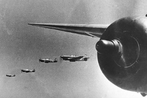 Нацистские учёные большую часть Второй мировой войны провели схоронившись на военной базе где-то а Арктике, создавая Magnetofunk (радиомагнит). Это существовавшее, по некоторым сообщениям, изобретение было предназначено для отклонения стрелок компасов самолётов союзников, которые могли бы искать Пункт 103 – так называлась та база. Пилоты самолётов посчитали бы, что летят по прямой линии, но мало-помалу обошли бы Пункт 103 по дуге, так и не заподозрив, что были введены в заблуждение. Himmelkompass (небесный компас) позволял немецким штурманам ориентироваться по положению солнца, а не силовым линиям магнитного поля, так что они могли отыскать Пункт 103 несмотря на действие Magnetofunk. Если верить бывшему офицеру СС Вильгельму Лангигу, эти два прибора были особо охраняемыми секретами гитлеровской Германии, хотя настоящей трагедией является то, что никто так и не додумался назвать свою группу Magnetofunk.