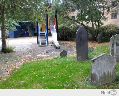 Эта площадка в нашем районе как раз, в Праге это нормально, свое кладбище во внутреннем дворике...