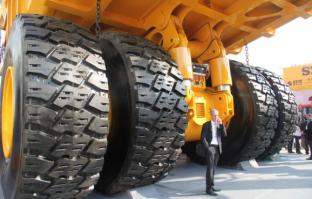 Вот этот по мощнее будет БелАЗ-75600. Дизельный четырёхтактный 18-ти цилиндровый V-образный двигатель с газотурбинным наддувом, объёмом 77,6 литров, мощностью 3500 л.с. Топливный бак объёмом 4360 литров.