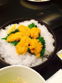 Самое любимое лакомство в понесем ресторане. Еще и не в каждом подают.
В детстве, в Приморском крае собирали морских ежей сами, они на мелководье были, по кругу ложкой обстукивали, чтоб проломить панцырь, резким движением вытряхивали внутренности, и ели свежайшую икру со стенок панцыря ложкой! Ммм, сказка! 
всегда заказываю!