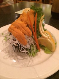 Самое любимое лакомство в понесем ресторане. Еще и не в каждом подают.
В детстве, в Приморском крае собирали морских ежей сами, они на мелководье были, по кругу ложкой обстукивали, чтоб проломить панцырь, резким движением вытряхивали внутренности, и ели свежайшую икру со стенок панцыря ложкой! Ммм, сказка! 
всегда заказываю!