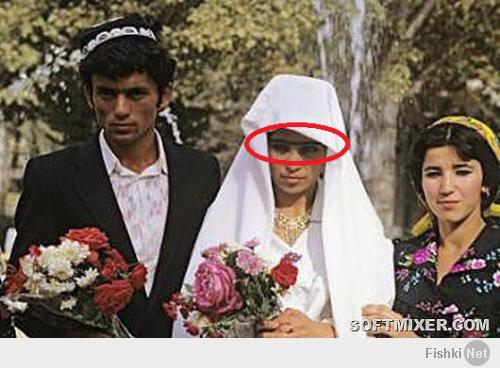 К концу прошлого века сценарии проведения городских таджикских свадеб приблизились к европейским, девушки стали выходить замуж с открытыми лицами.
Зря.Монобровь детектед.