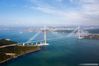 "Во время строительства моста, в 1995 году, произошло землетрясение магнитудой в 7,3 балла по шкале Рихтера. К этому моменту уже были поставлены два пилона. Оба выдержали, однако один сдвинулся на 1 метр в сторону."
БРЕД ПОЛНЕЙШИЙ!!! При допусках в мостостроении в 3-5 мм 

Ну и забыли мост через Босфор Восточный с его самым большим пролетом в 1104 м, самым высоким пилоном (среди вантовых) - 324 м, самой длинной вантовой системой и самым длинным деформационным швом.