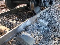 Фигня какая-то. Состав был с углём. Правда непонятно почему при остром его дефиците на Украине, состав двигался в порт.

Заряд закладывал явно дилетант. 
Результат подрыва, повреждено лишь две шпалы.