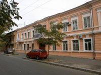 Каждое утро веду дочку в школу мимо дома в Треугольном переулке (ныне Утёсова), где родился Леонид Осипович.