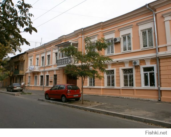 Каждое утро веду дочку в школу мимо дома в Треугольном переулке (ныне Утёсова), где родился Леонид Осипович.