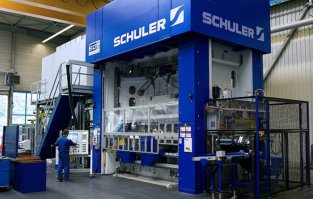 Это скорее не для производства, а для создания моделей или единичных экземпляров. На производстве такие изделия вурубаются штампами и ими же идет поэтапная загибка.