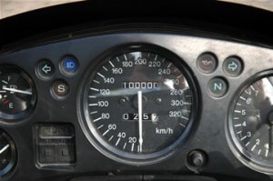 Был у меня похожий мотоцикл - Honda CBR1100XX Super Blackbird.
164 л.с., один раз пробовал на максимальную скорость - разогнал до 280 км/ч, дальше извиняюсь не позволило очко, знакомые говорят разгоняли таких же до 310.