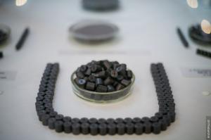 Одна топливная таблетка из диоксида урана массой 4,5 г, производимая на УМЗ, выделяет энергию, эквивалентную сжиганию 882 кг дров, 550 кг угля или 500 кг нефти.

Дайте две :D :D