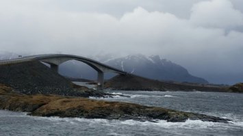 Этот же мост, неделю назад. В сильный ветер не приятно очень...