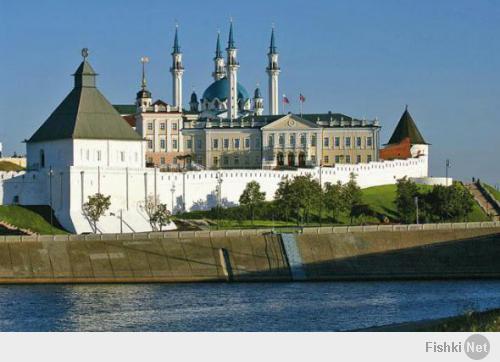 Казанский кремль, тоже мусульманская республика, также все очень дружно живут. Один из самых развитых регионов России.
