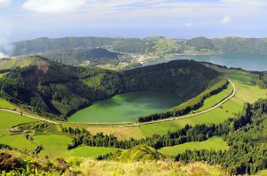 Внесу свои 5 копеек тоже:
Первое Sete Cidades - Lagoa de Santiago. Азоры.
Второе - Lagoa do Fogo, там-же, тоже жерло потухшего вулкана.
Третье - El Golgo, Lanzarotte.