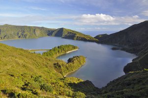 Внесу свои 5 копеек тоже:
Первое Sete Cidades - Lagoa de Santiago. Азоры.
Второе - Lagoa do Fogo, там-же, тоже жерло потухшего вулкана.
Третье - El Golgo, Lanzarotte.
