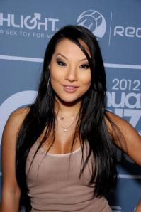 Аса Акира

Акира родилась в Нью-Йорке. С 6 до 13 лет жила в Японии, где ходила в американскую школу. Начала карьеру работой фотомоделью, затем снялась в нескольких сценах с женщинами, с 2008 года снимается в порно с мужчинами. Была номинирована на несколько наград за роль в фильме Дэвида Аарона Кларка Pure.