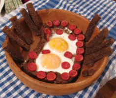 история стандартна. подошёл к холодильнику, а там вчерашняя колбаска, яйца и чёрный хлеб на полке.