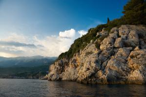 В прошлом году были в Черногории. В августе едем снова. Практически  всё, что написано полная правда. Из личных наблюдений.
Первое, на что обратил внимание - полное отсутствие решеток на окнах. Думаю, это о многом говорит.
Про супермаркет чистая правда - положили пакет, спрашиваем - а где ключ? Девушка в ответ, с недоумением - а зачем? Оставляйте и идите.
Машина, стоящая на улице с опущенными стёклами и ключами в зажигании - обычное дело. Видели кабриолет с опущенным верхом. Через пару часов возвращались назад - в него даже не наплевали.
Об автомобилях на дорогах девушка немного неточно написала - на обычной дороге вас конечно никто не пропустит, но вот на узеньких улочках, где порой даже тротуара нет, разъезжаются без мата и бит, и пешеходов при этом никто переехать не пытается, действительно пропускают.
Селиться там в гостинице имхо глупо. Дешевле и удобнее снять апартаменты или комнату. Легко можно найти подходящий вариант через интернет, или даже найти уже на месте - кругом куча вывесок о сдаче жилья.
Сравнивать Адриатику с Чёрным морем глупо. Плыли на лодке, абориген сказал, что глубина метра 4-5, а ощущение, что максимум по грудь, вода действительно чистейшая.
Для любителей кофе там просто рай. На выбор - и по турецки, и эспрессо, как писал один чел где то в сети - найти плохой кофе в Черногории просто невозможно. А вот любителям чая будет туго.

Ну и до кучи пара фоток от меня: